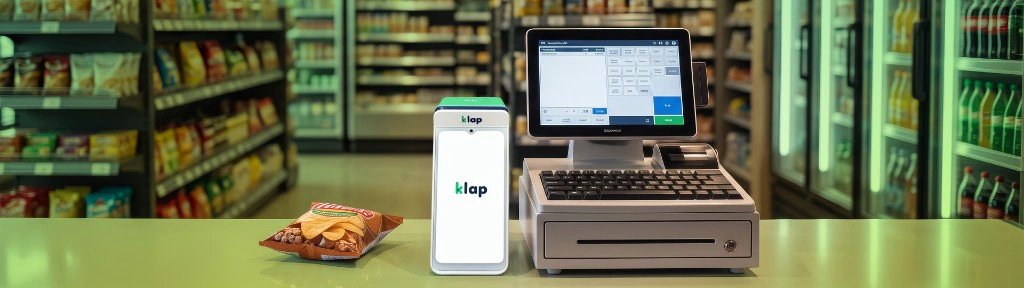 Mesón de minimarket con un POS Klap junto a la caja registradora