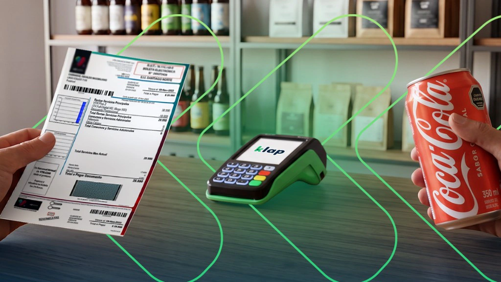 Boleta de servicios junto a un POS Klap y una bebida, la venta cruzada en el mesón
