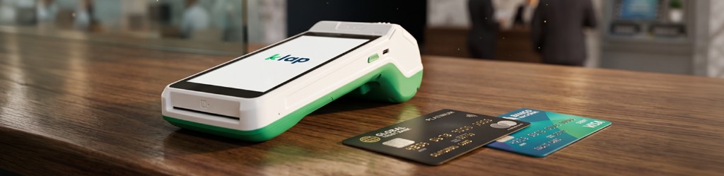 Terminal POS Klap con tarjetas de crédito y débito Visa y Mastercard sobre mostrador de madera