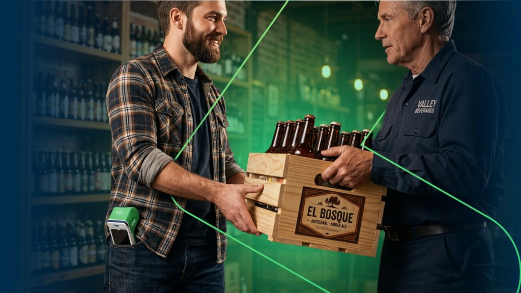 Comerciante recibiendo una caja de bebidas de su distribuidor, con un POS Klap en el bolsillo